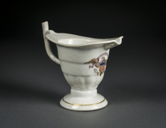 Helmet-Shaped Creamer with the Seal of the United States and the Motto &ldquo;DONT GIVE UP THE SHIP,&rdquo;&nbsp;about 1813&ndash;15Chinese, for the American MarketPorcelain, partially painted and gilded5 1/4 in. high (to top of handle)